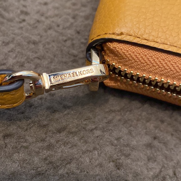 Michael Kors Jet Set Travel Large Leather Phone Case/Wristlet - Picture 10 of 14